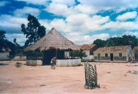 Foto de época de uma casa de taipa com telhado de sapê no Vale do Capão